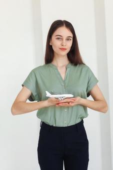 飛行機の模型を持つ女性 事務職,接客業,アドバイザーの写真素材