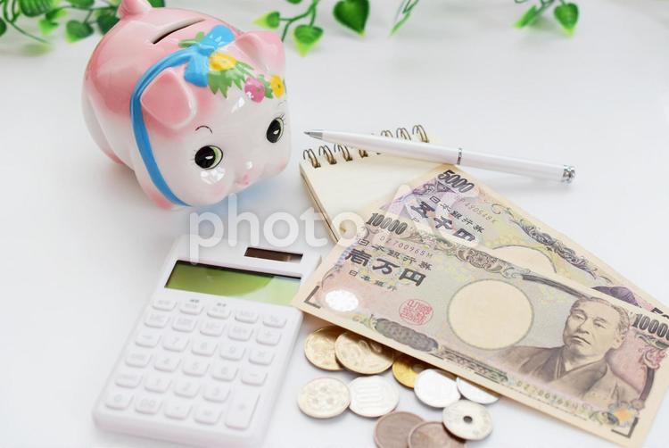 お金と電卓とブタの貯金箱 10000円,10円,1円の写真素材