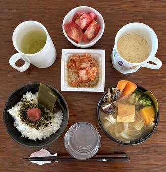 ご飯に茶殻としらすと鰹節の振掛け等の朝食 朝食,あきたこまち,炊き上げの写真素材