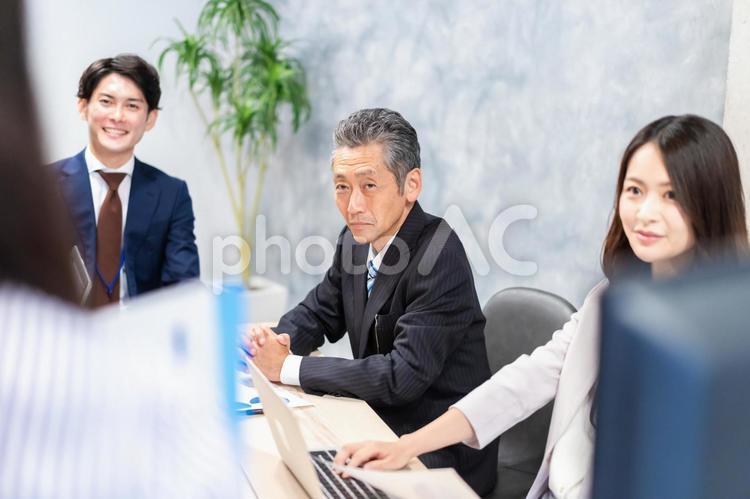 明るい雰囲気で会議をするビジネスパーソン 会議,ビジネスシーン,オフィスの写真素材