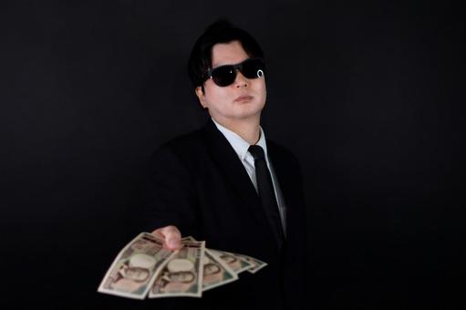 スーツの男性とお金 スーツの男性とお金の写真
