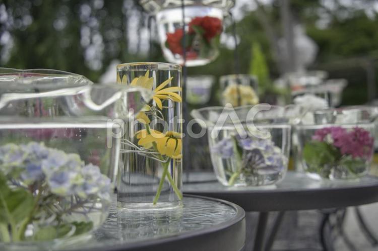 テーブルに置かれた花のグラス 花,グラス,装飾の写真素材