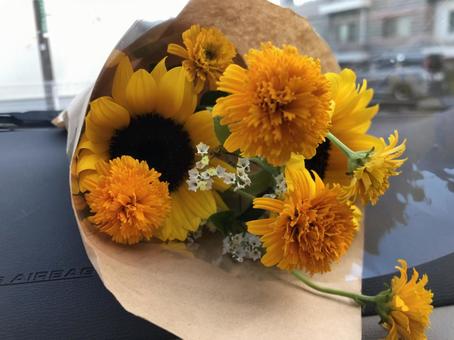 黄色い花束 黄色い花束 黄色,花束,ひまわりの写真素材