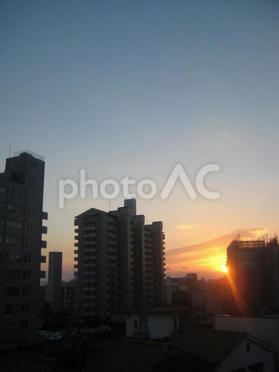 夕暮れ オレンジ,ビル,マンションの写真素材