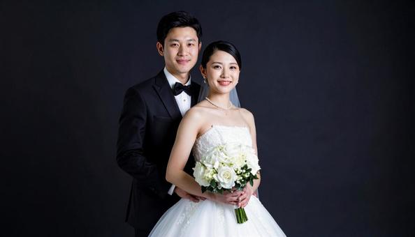 抱き合う新郎新婦 抱き合う新郎新婦の写真
