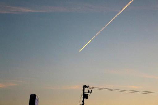 飛行機雲 飛行機雲 飛行機雲,空,夕焼けの写真素材