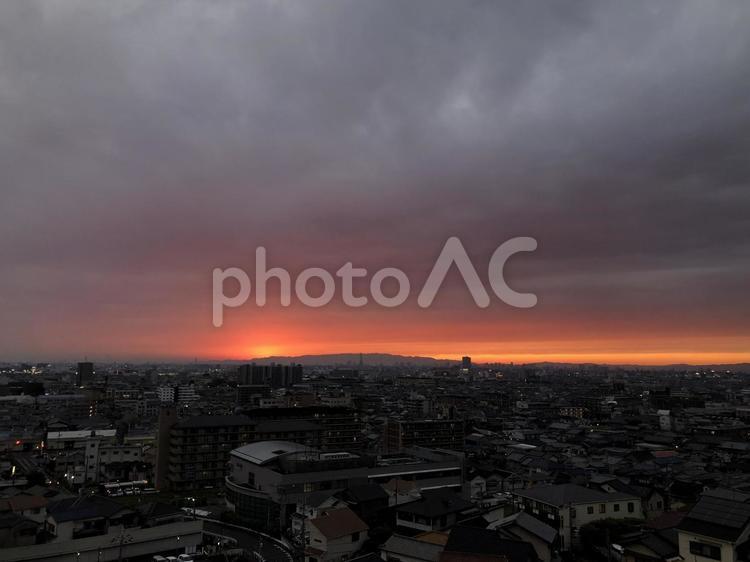 夕暮れ 夕日,夕方,曇りの写真素材