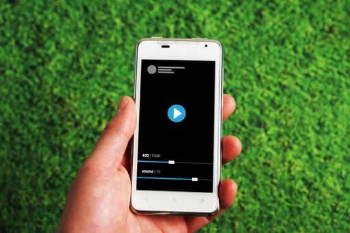 スマホで動画再生画面 スマホで動画再生画面 スマホ,動画,再生の写真素材