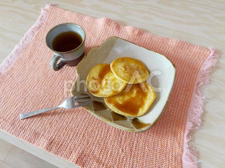 パンケーキとコーヒーのセット（俯瞰） パンケーキ,ホットケーキ,ミニの写真素材
