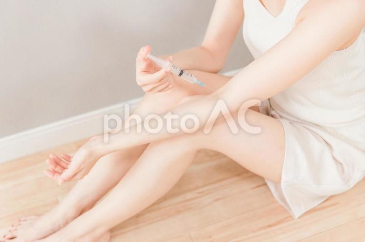 注射器で覚醒剤・薬物・ドラッグを打つ女性 注射,注射器,覚醒剤の写真素材