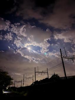 日常の夜空 月と線路 縦サイズ 夜空,月,日常の写真素材