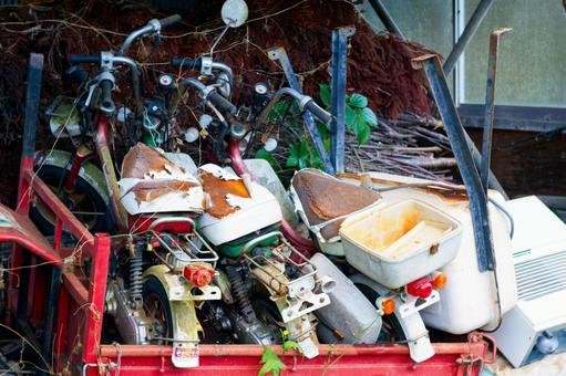 廃棄される古いバイクの山 バイク,スクーター,原付の写真素材