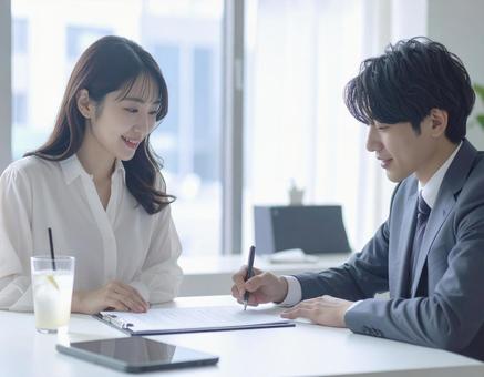 契約する男性 契約する男性の写真