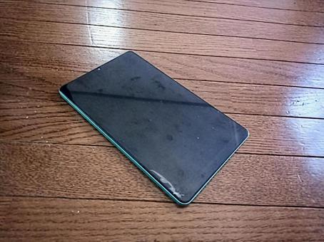 フローリングに置かれたタブレット フローリングに置かれたタブレット タブレット,スマホ,pcの写真素材