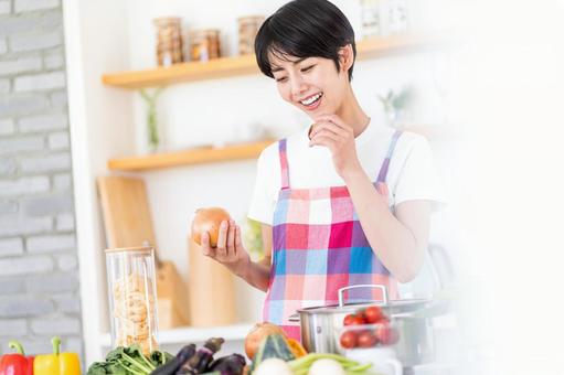 キッチンで料理をする主婦。 キッチンで料理をする主婦。 女性,料理,キッチンの写真素材
