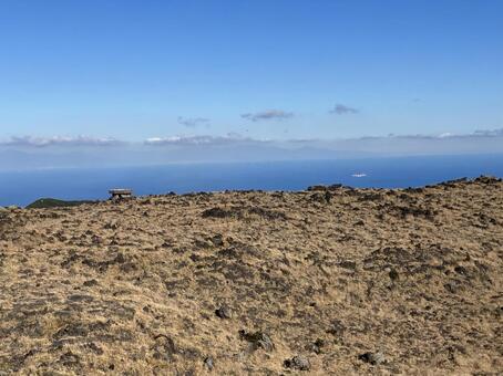 大島三原山のススキと海風景 大島,三原山,山頂の写真素材