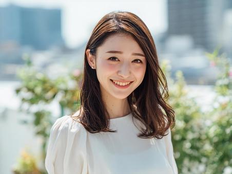 優しい笑顔の日本人女性 優しい笑顔の日本人女性の写真