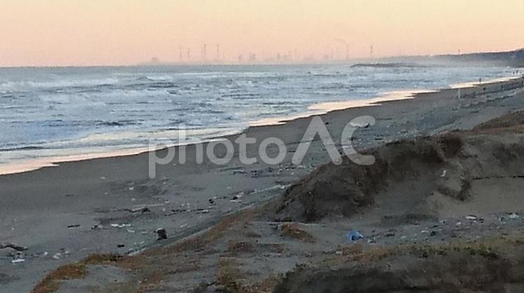 海岸のゴミと大気汚染 ゴミ,水域,何人もありませんの写真素材