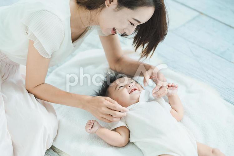 室内で遊ぶお母さんと赤ちゃん  新生児,親子,育てるの写真素材