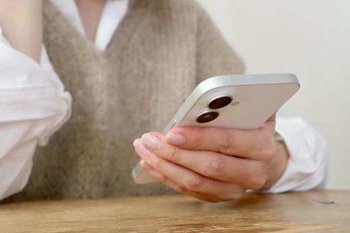 スマホを持つ女性 スマホ,女性,ビジネスの写真素材