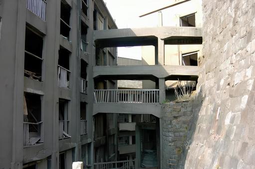交差する軍艦島の渡り廊下 廃墟,軍艦島,端島の写真素材