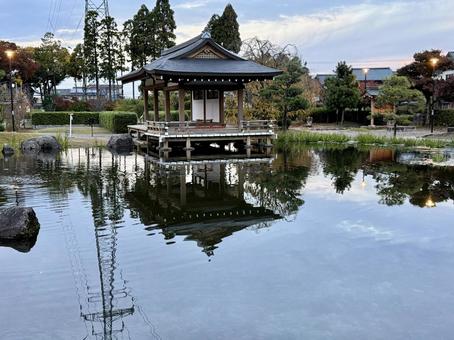 秋の夕方　福井県紫式部公園 夕方,夕暮れ,夕雲の写真素材