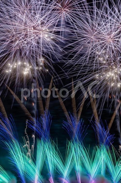 夜空に広がるスターマインと光の矢の花火 花火,打ち上げ花火,花火大会の写真素材