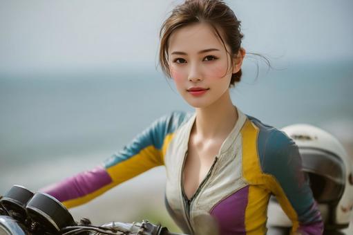 海辺のクラシックバイクと女性ライダー 海辺のクラシックバイクと女性ライダーの写真