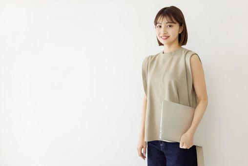 ノートパソコンを持つ女性 ノートパソコンを持つ女性の写真