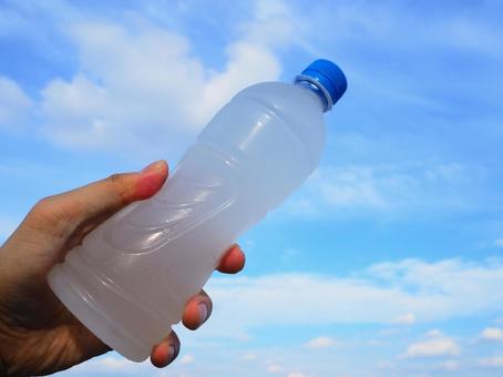 夏空とスポーツドリンク スポーツドリンク,水分補給,熱中症対策の写真素材