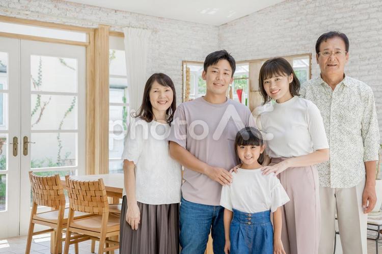 3世代家族・三世代家族 三世代家族,3世代家族,家族の写真素材