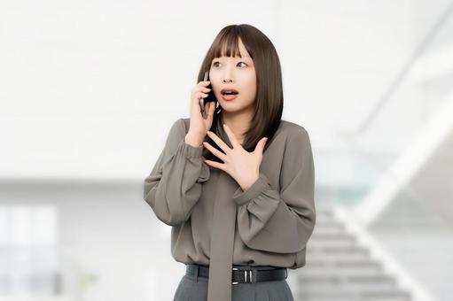 スマホで話しながら驚く女性 女性,驚く,スマホの写真素材