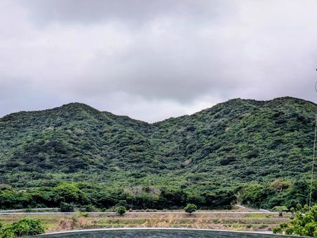 深緑の山 山,石垣島,雲の写真素材