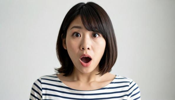 驚いた表情の若い女性の写真