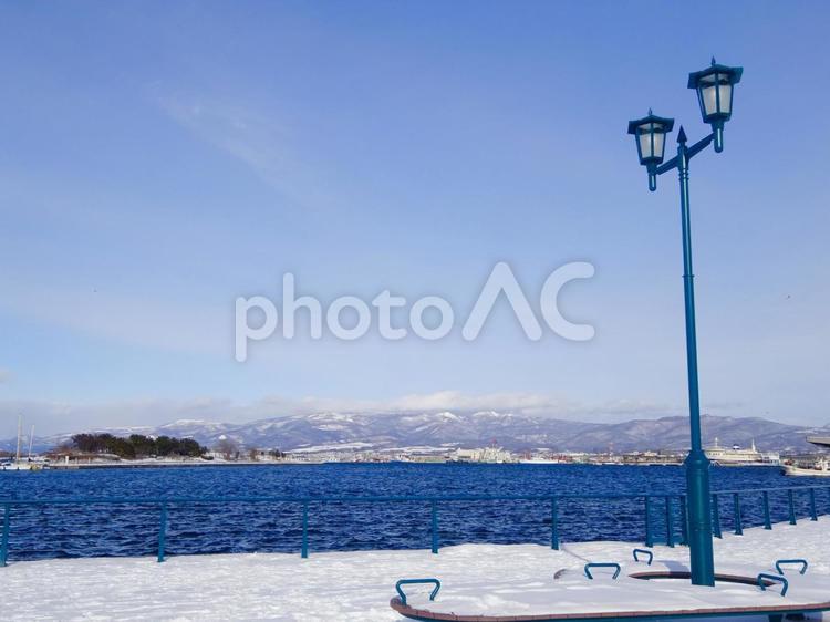 雪と街灯と函館湾の絶景 青空,空,雪の写真素材