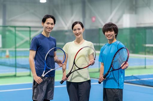 スポーツジムでテニスをする若い男女 テニス,テニススクール,スポーツジムの写真素材