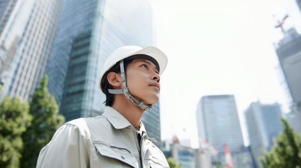 建設現場を見上げる男性 建設現場を見上げる男性の写真