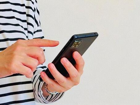 スマホでひまつぶし スマホ,sns,女性の写真素材