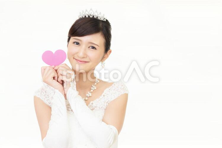 ハートマークを持つ笑顔の花嫁 女性,女,花嫁の写真素材