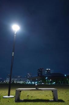 有明親水海浜公園のベンチ 有明親水海浜公園のベンチ 深夜,夜,ライトアップの写真素材