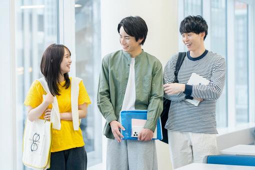 教室を歩く大学生 大学生,教室,笑顔の写真素材