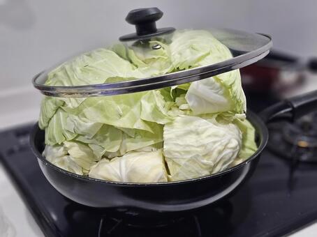 フライパンに山盛りのキャベツ フライパン,キャベツ,きゃべつの写真素材