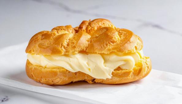クリームたっぷりのシュークリーム クリームたっぷりのシュークリームの写真