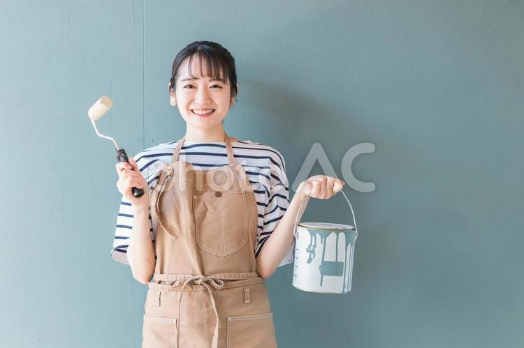 壁の塗装をする日本人女性（DIY） 塗装,ペンキ,diyの写真素材