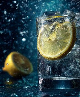 キンと冷えた、泡立つトニックウォーター キンと冷えた、泡立つトニックウォーターの写真