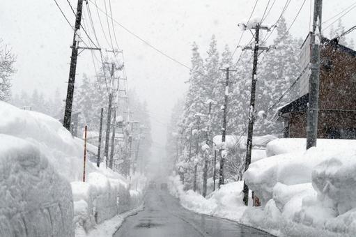 大雪の県道 雪上走行,料金所,タイヤ規制の写真素材