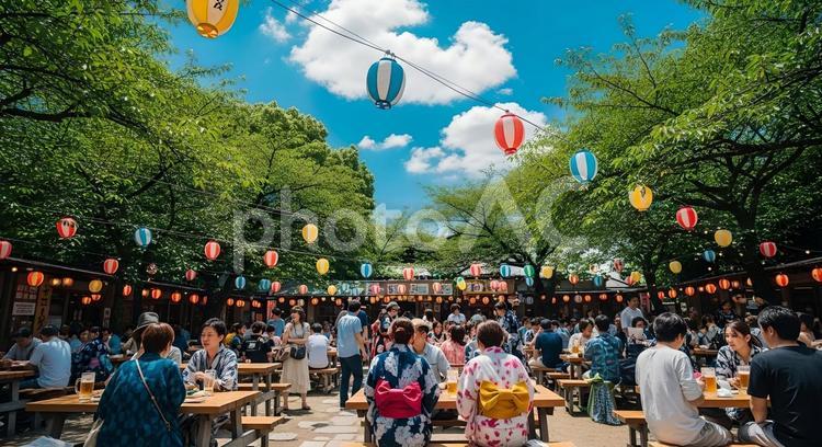 夏祭りの風情とビールを楽しむビアガーデン 夏祭り,ビアガーデン,ビールジョッキの写真素材