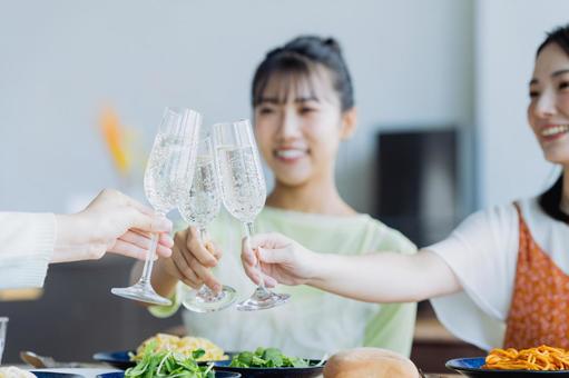女子会で乾杯をする若い女性 女子会で乾杯をする若い女性の写真