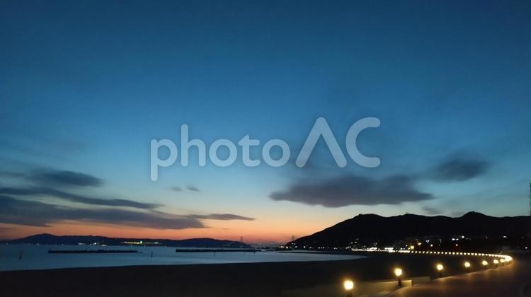 夕暮れの海岸線 空,夕景,夕焼けの写真素材