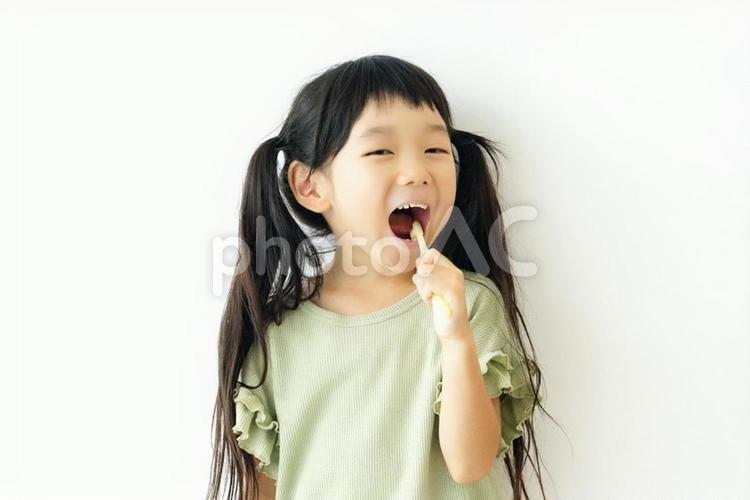 大きな口を開けて歯磨きする女の子 歯磨き,子供,女の子の写真素材